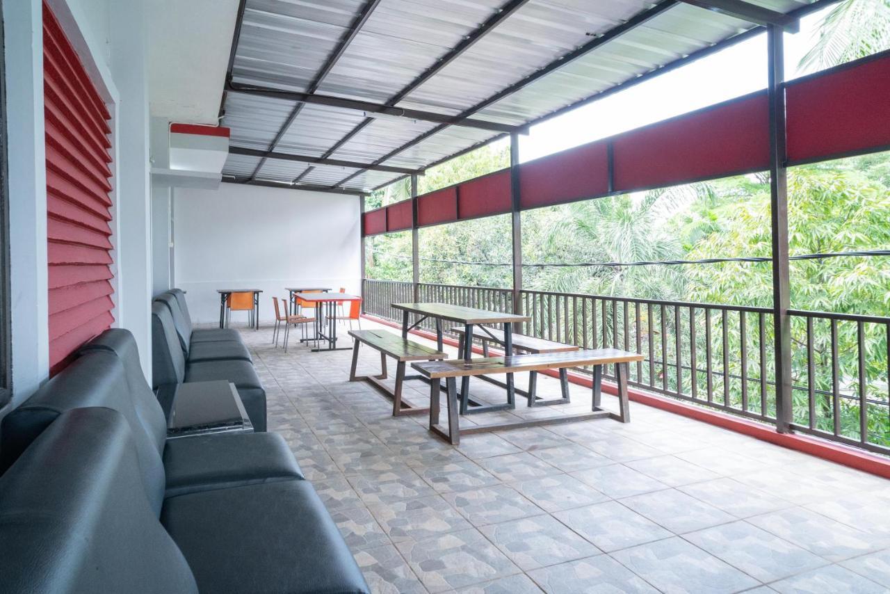 Reddoorz Plus Near Itc Cempaka Mas 2 جاكرتا المظهر الخارجي الصورة